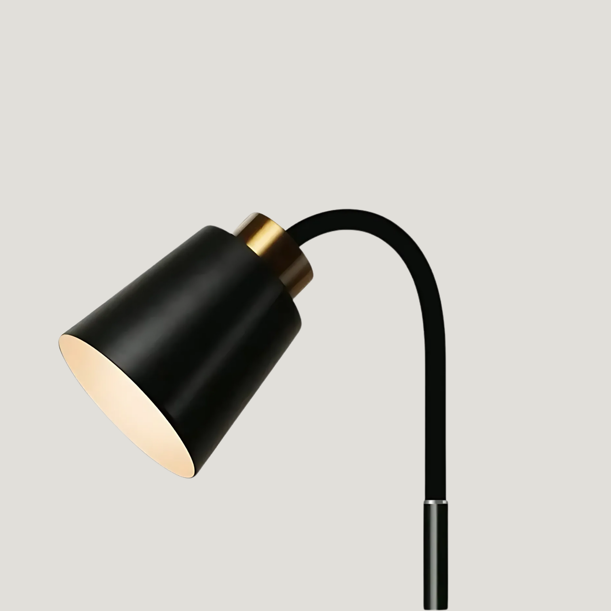 Lampe sur pied Arc Lumen, design minimaliste en noir avec accents dorés
