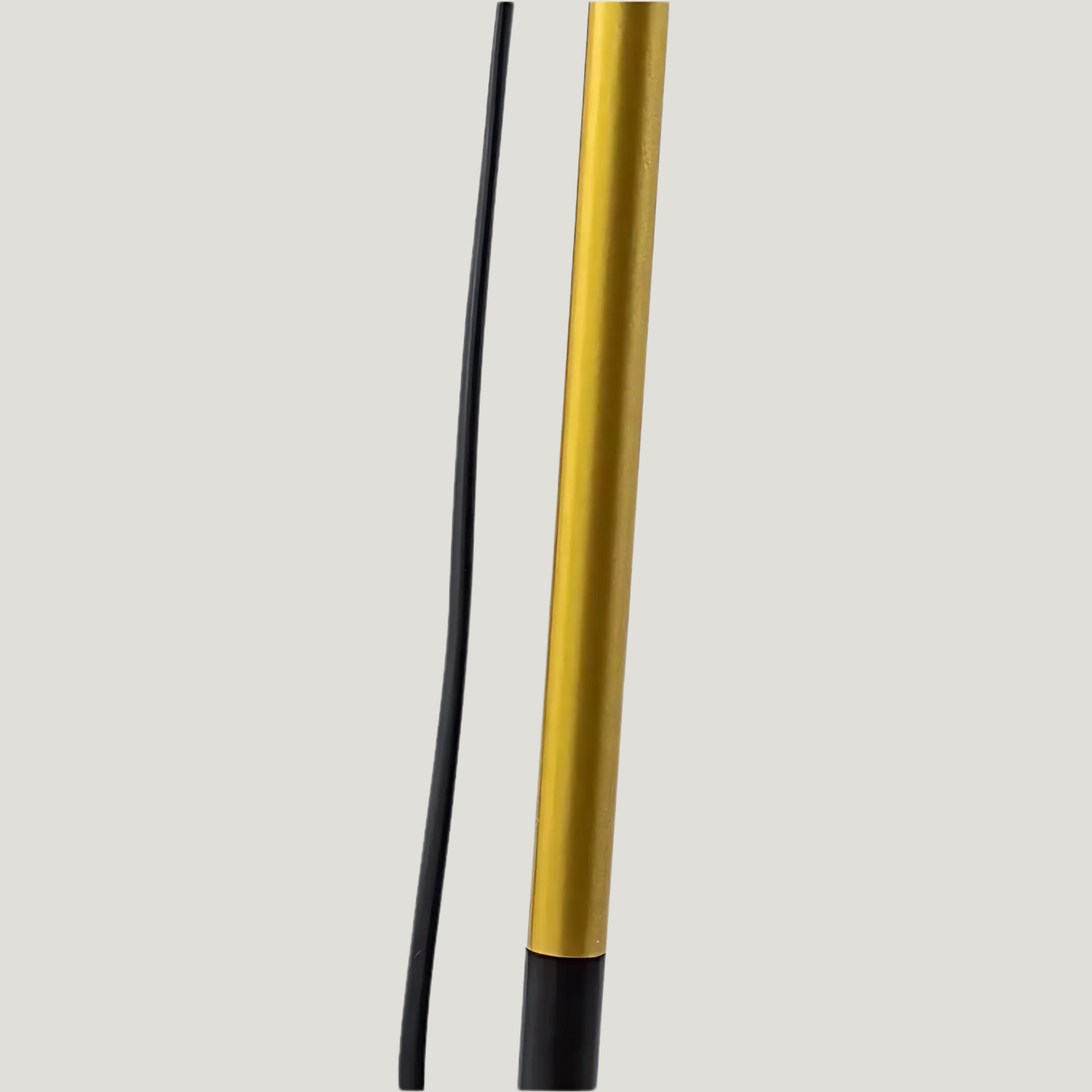 Lampadaire en métal noir et doré minimaliste