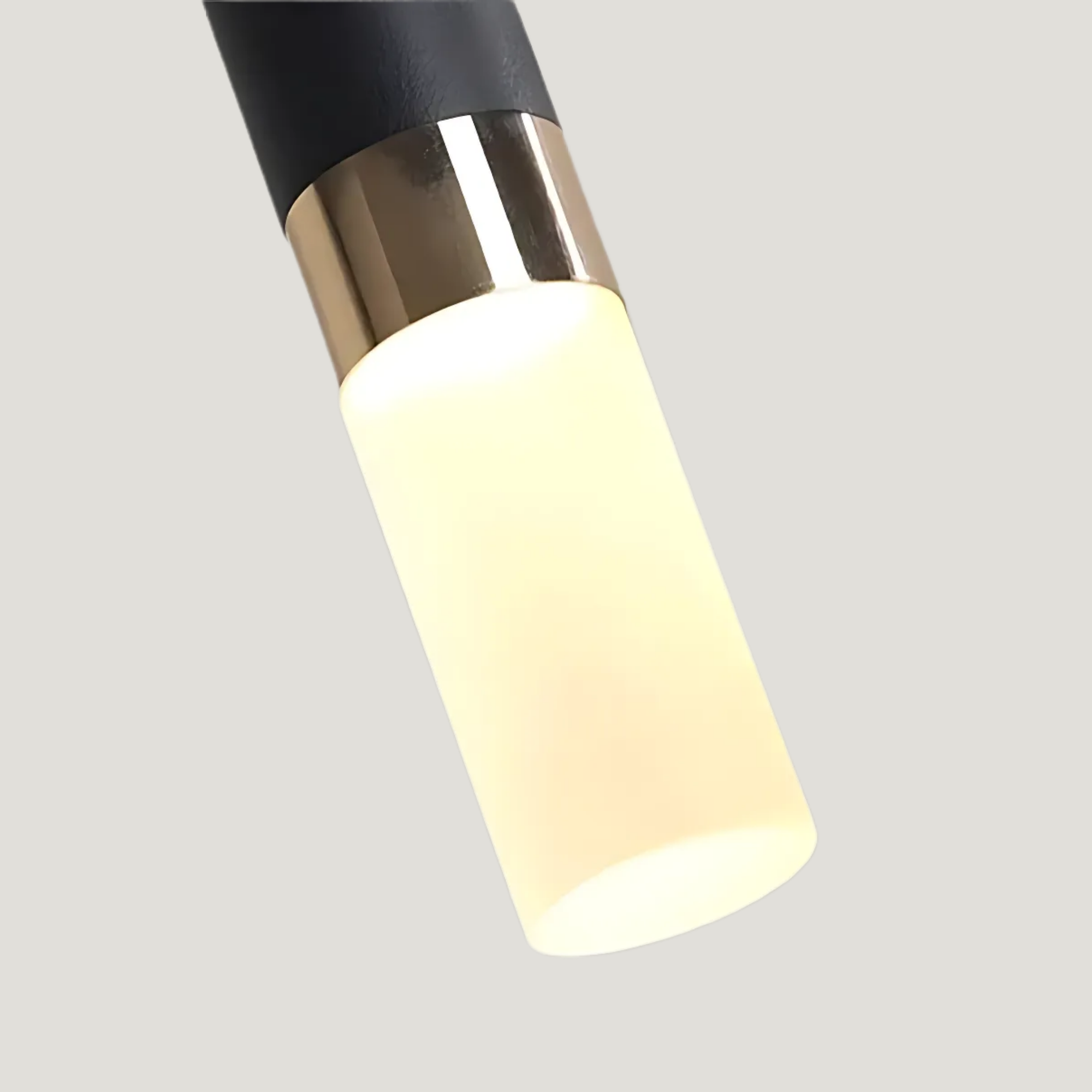 Vue rapprochée de la Stilio Suspension LED avec finition noire mate et accents dorés élégants.