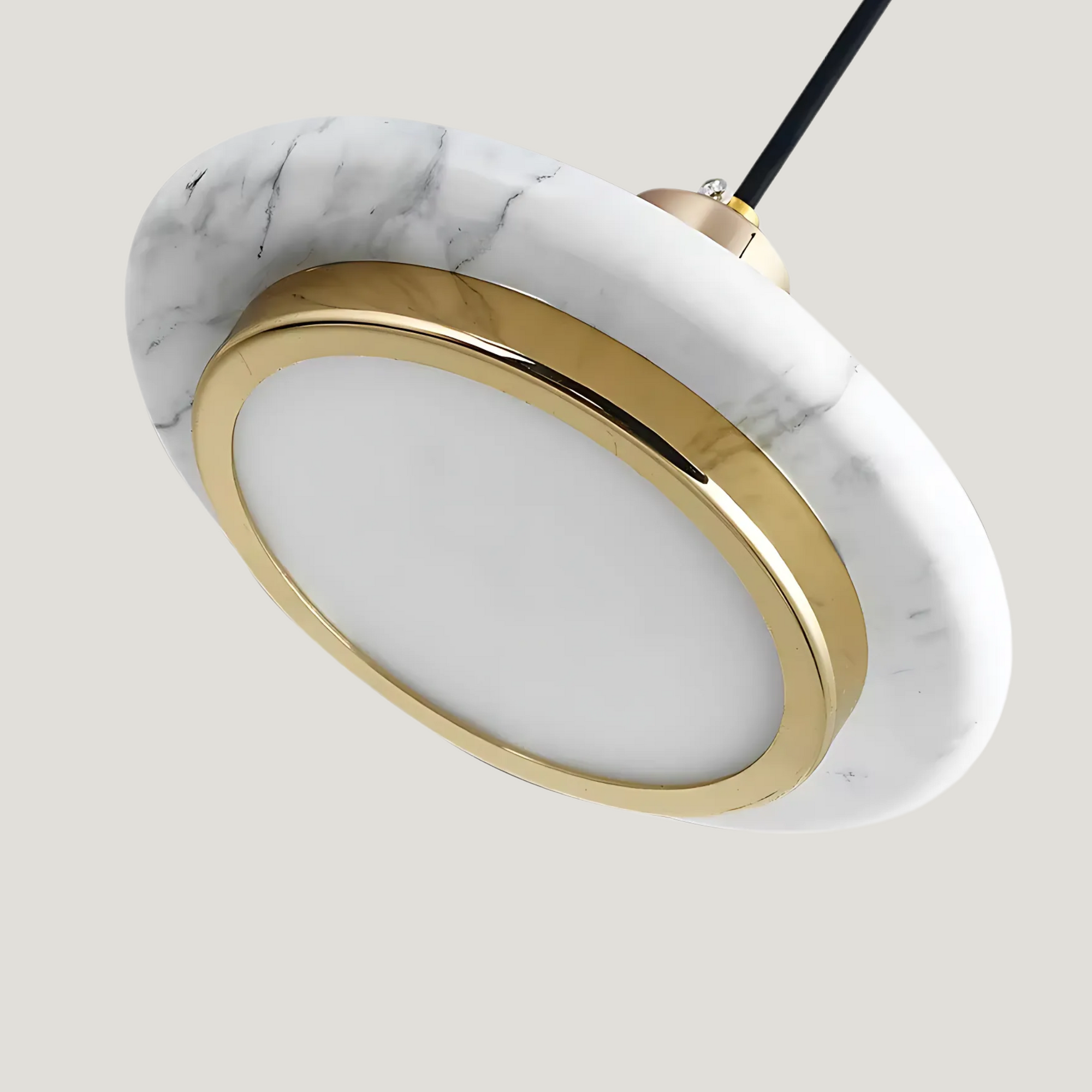 Suspension Pendulum Marbre en finition blanche avec détails dorés