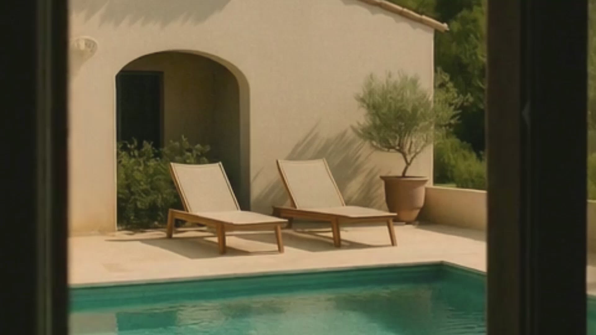 Luminaires artisanaux aux matières méditerranéennes, lumière douce.